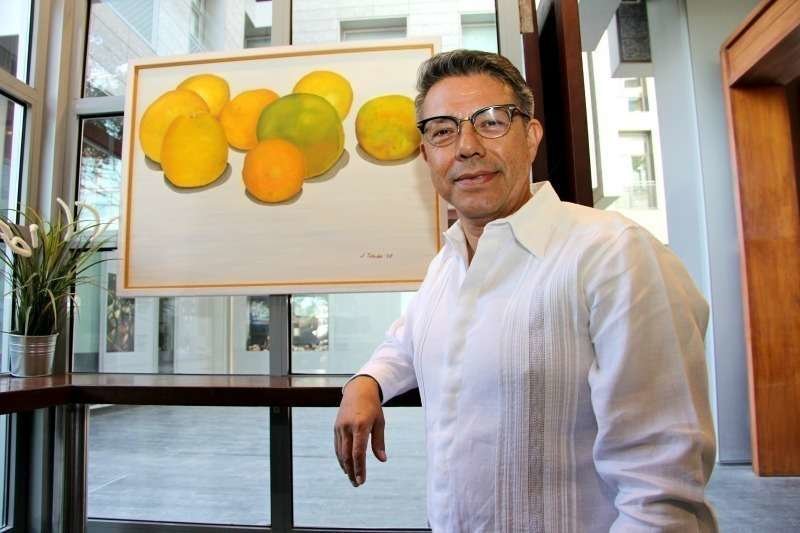 José Toledo, ante su obra 'Oranges', expuesta actualmente en DIFC. (EL CORREO)