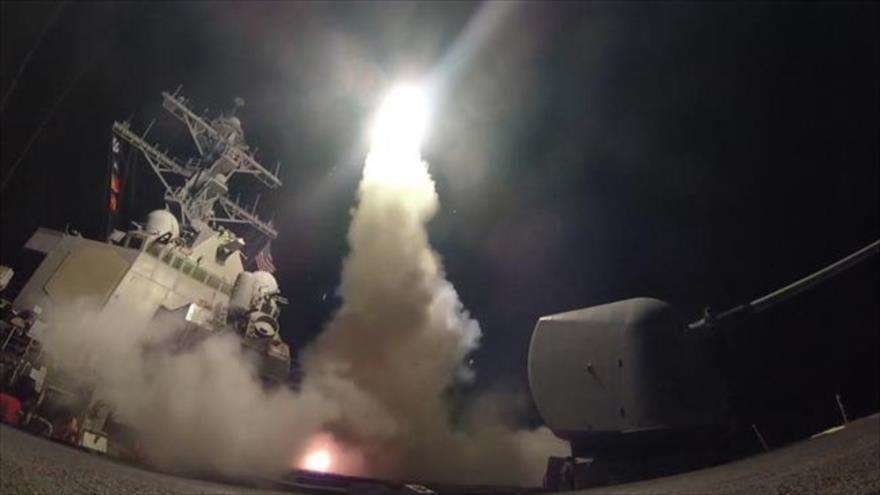 Una de las primeras imágenes del momento del lanzamiento de los misiles crucero Tomahawk desde buques de guerra de EE.UU. en el mar Mediterráneo contra una base aérea siria, 6 de abril de 2017.