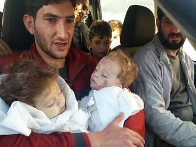 Un padre sirio con sus hijos mellizos fallecidos tras el ataque químico.
