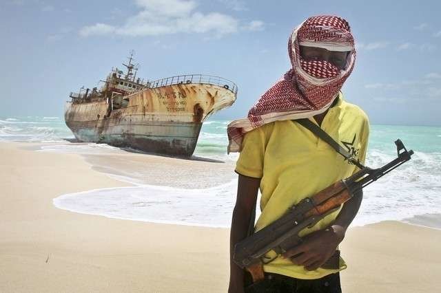 En la imagen de AP, un joven pirata somalí.