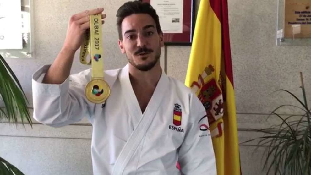El karateca Damián Quintero con su medalla conseguida en Dubai.