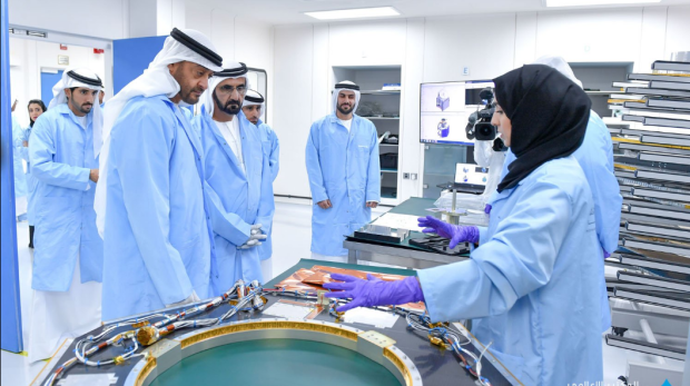 Sheikh Mohammed bin Rashid y Sheikh Mohammed bin Zayed durante su visita al Centro Espacial. 