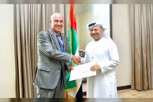 El embajador de España en Abu Dhabi entrega la misiva al ministro Asuntos Exteriores de EAU.