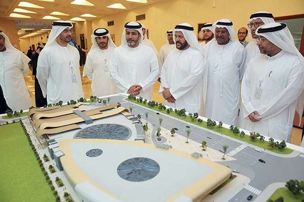 Los promotores del nuevo mercado de Abu Dhabi analizan la maqueta del proyecto.