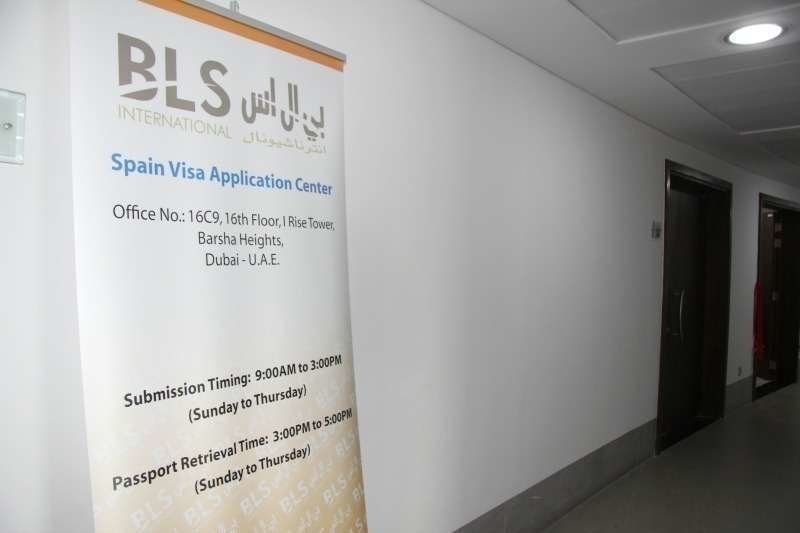 Cartel de BLS a las puertas de su oficina en Dubai. (EL CORREO)