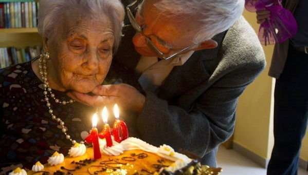 La española Ana Vela sopla las velas de su 110 cumpleaños.