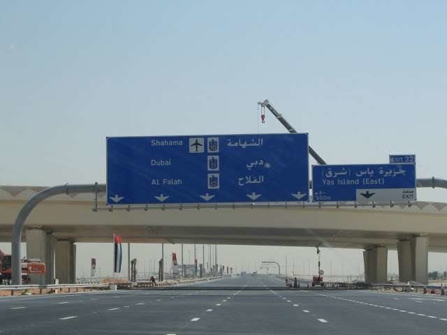 La Shaikh Maktoum Bin Rashid Road dirección Dubai.