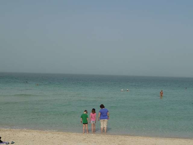 Una familia en una playa de Dubai. (Mike Hauser, Flickr)
