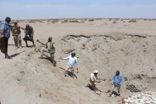 Las fuerzas de seguridad yemeníes inspeccionan las municiones sin explotar confiscadas. (AFP) 