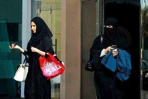 Mujeres saudíes en un centro comercial de Riad. (AFP)