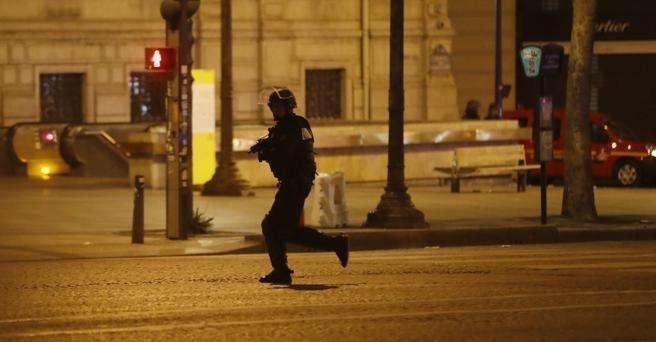 En la imagen de EFE, la policía francesa custodia la zona del ataque.