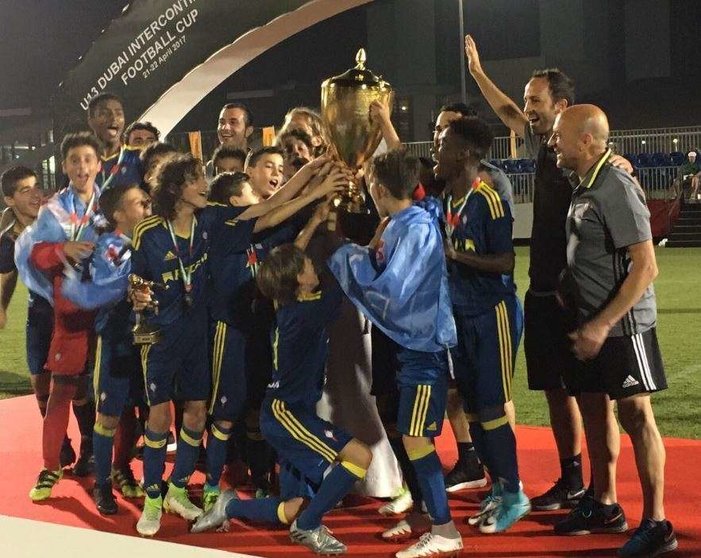 El Celta Infantil, tras proclamarse campeón en Dubai.
