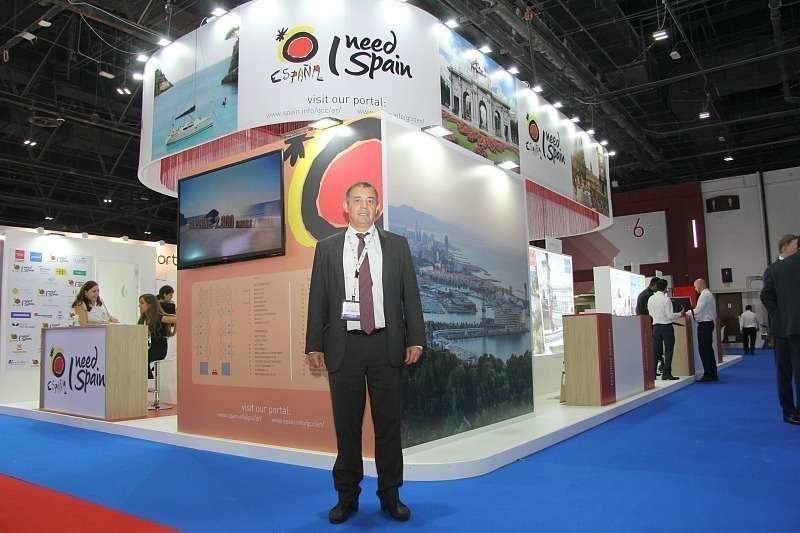 Miguel Nieto-Sandoval, director de la Oficina Española de Turismo (OET) en Abu Dhabi, ante el pabellón de España en la Arabian Travel Market. (EL CORREO)