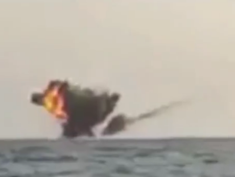 Captura de pantalla del vídeo de la explosión de un barco de los hutíes por un avión saudí.