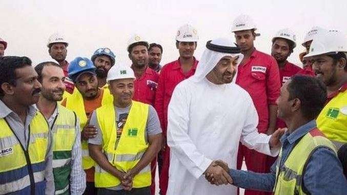El príncipe heredero de Abu Dhabi saluda a los trabajadores.