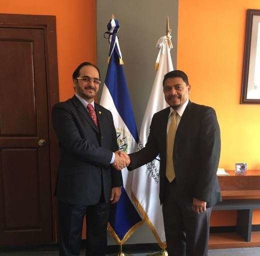 Héctor Rodríguez y Ahmed Mohamed Al-Horr, encargado de Negocios de la Embajada de Qatar en El Salvador.
