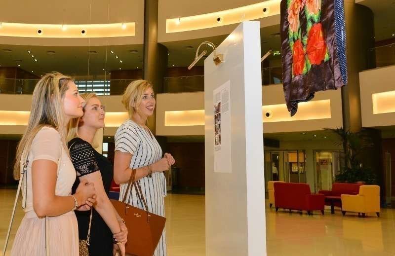 Visitantes observan los bordados durante la inauguración de la muestra en la Paríz-Sorbona de Abu Dhabi. (Manaf K. Abbas)