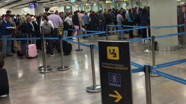 Largas colas en control de pasaportes en el Aeropuerto de Madrid.