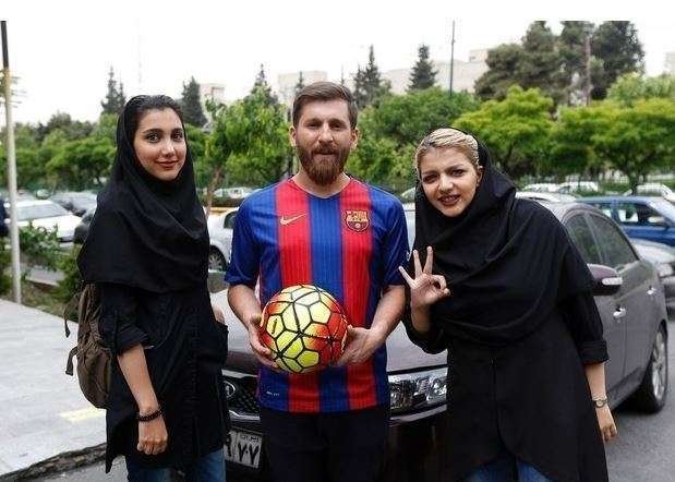 El doble de Messi posa con dos jóvenes iraníes.