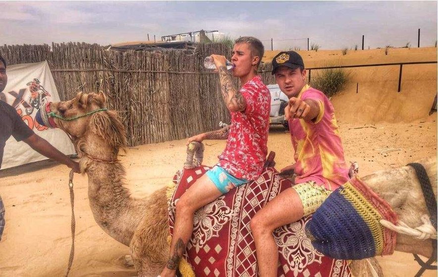 La estrella del pop paseó en camello por el desierto de EAU.