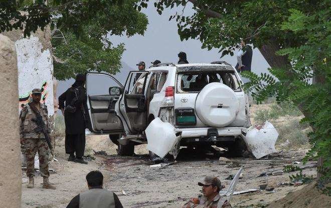 Agentes pakistaníes observan el lugar del atentado.