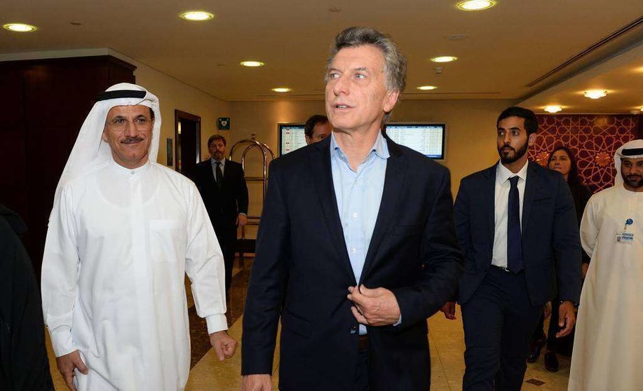 El presidente de Argentina junto al ministro de Economía de Emiratos Árabes, a su llegada a Dubai. (Casa Rosada)