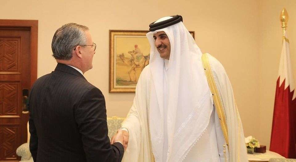 El canciller de Costa Rica saluda al emir de Qatar.