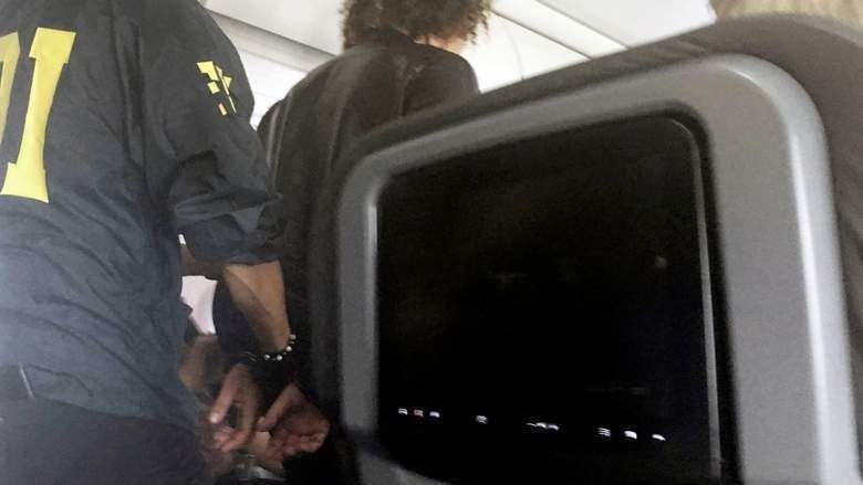 Los agentes federales arrestaron al pasajero a su llegada al aeropuerto de Honolulu.
