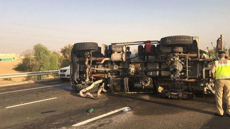 El camión accidentado, volcado en la carretera Dubai-Al Ain.