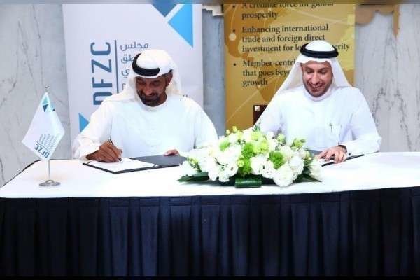 Sheikh Ahmed bin Saeed Al Maktoum, presidente del Consejo de Zona Franca de Dubai, y Mohammed Al Zarooni, presidente de la Organización Mundial de Zonas Francas, durante la firma del memorando. (WAM) 