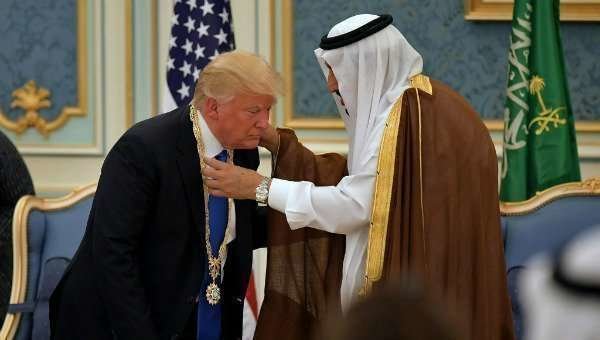 El rey Salman impuso al presidente de EEUU el collar de Abdul Aziz Al Saud.