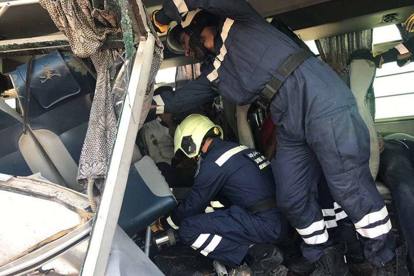 Efectivos de los cuerpos de emergencia intervienen en el autobús accidentado. (Policía de Dubai)