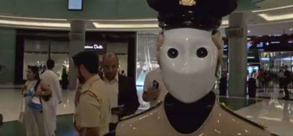 El 'robocop' español ante la tienda también española Massimo Duti en Dubai Mall.
