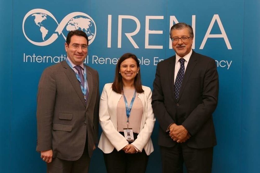 De izquierda a derecha, Faihan Al Fayez, representante de Colombia en Irena y embajador en EAU; Rutty Paola Ortiz, viceministra de Energía colombiana; y Adnam Z. Ami, director general de Irena. (Cedida)