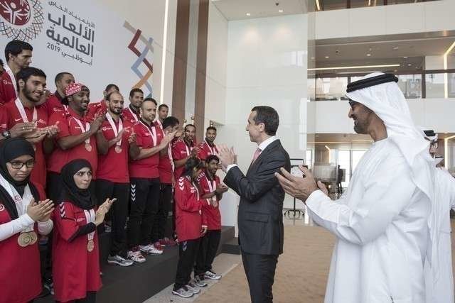 Sheikh Mohammed bin Zayed y el canciller austríaco, Christian Kern, saludan a un grupo de atletas emiratíes. (Ryan Carter,, Crown Prince Court, Abu Dhabi)