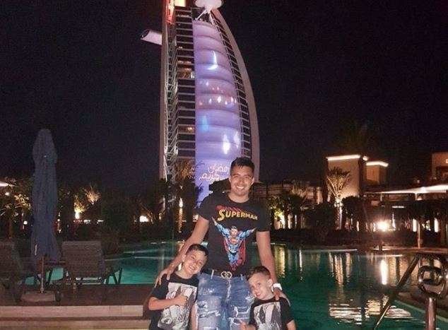 El futbolista junto a sus hijos en el hotel Burj Al Arab.