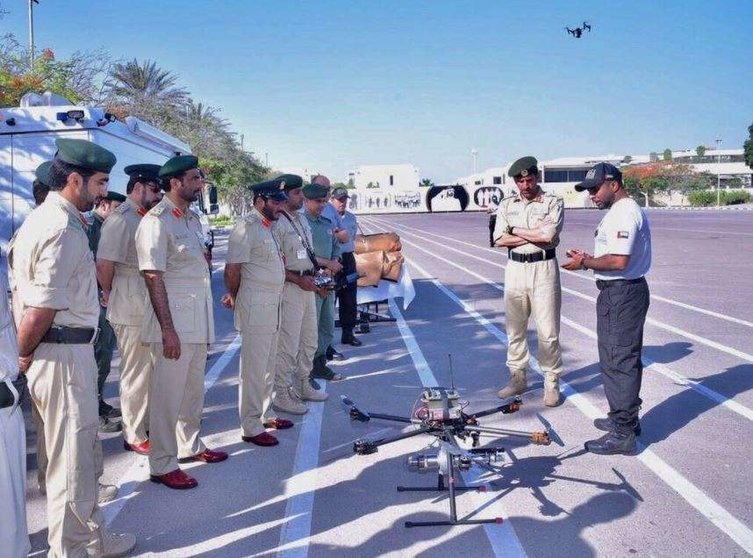 La Policía durante la presentación del dron anti bombas. (Twitter)