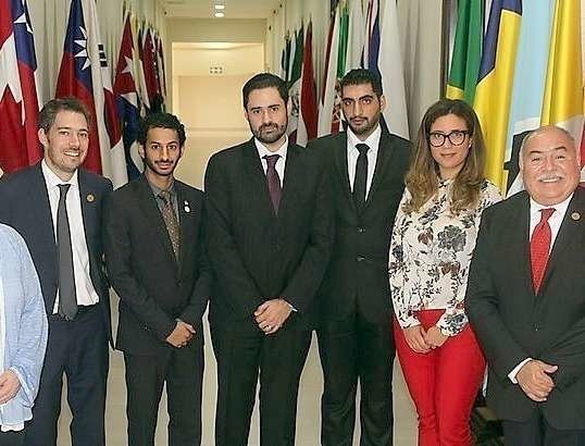 La delegación de Emiratos Árabes junto a los representantes panameños.