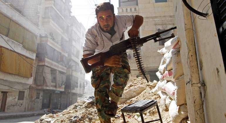 En la imagen de Reuters, un soldado en Alepo, ciudad de Siria.