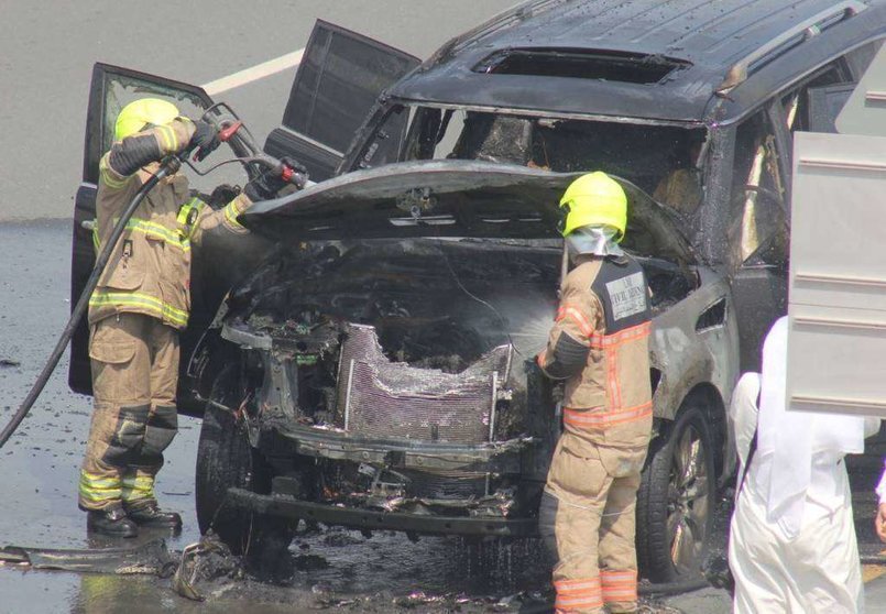 Un coche ardiendo en una carretera de Dubai. (EL CORREO)