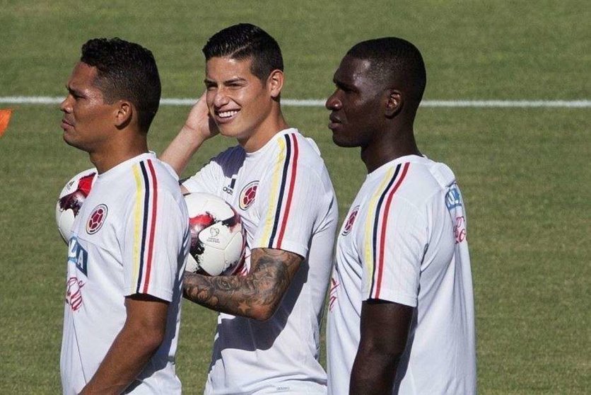 En el centro de la imagen, James Rodríguez, capitán de la selección de Colombia.