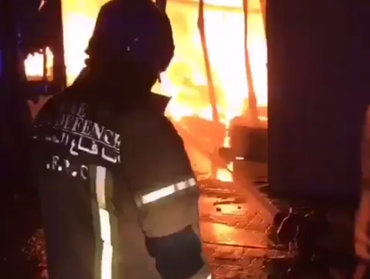 Un bombero actúa durante el incendio en los almacenes de Ajman. (Twitter)