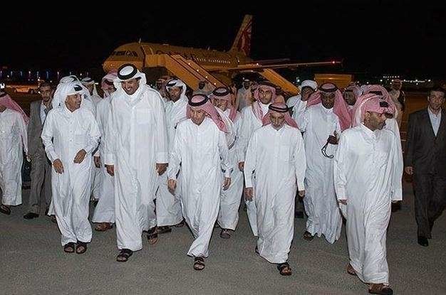 El emir de Qatar junto a los miembros de la realeza el día de su liberación.