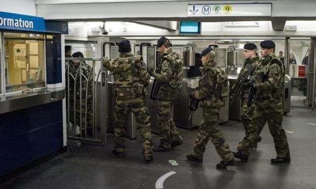 Militares franceses en el Metro de París.