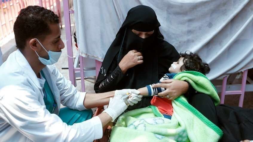 En la imagen de AFP, un sanitario atiende a un niño enfermo en Yemen.