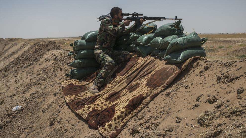 Un francotirador del Frente de Movilización Popular, compuesto por milicias chiítas en gran parte, lucha en la frontera entre Siria e Irak (Getty)