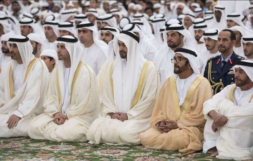 El príncipe heredero de Abu Dhabi durante el rezo del Eid.
