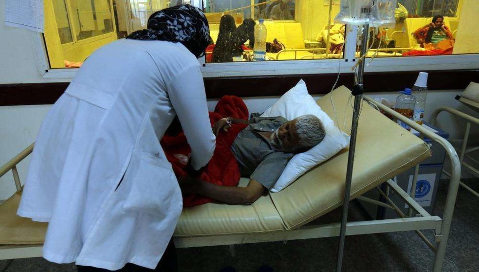En la imagen de EFE, un yemenita recibe tratamiento por cólera en un hospital.