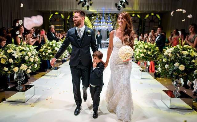 Los recién casados Lionel Messi y Antonella Rocuzzo. (Andrés Preumayr, Messi.com)