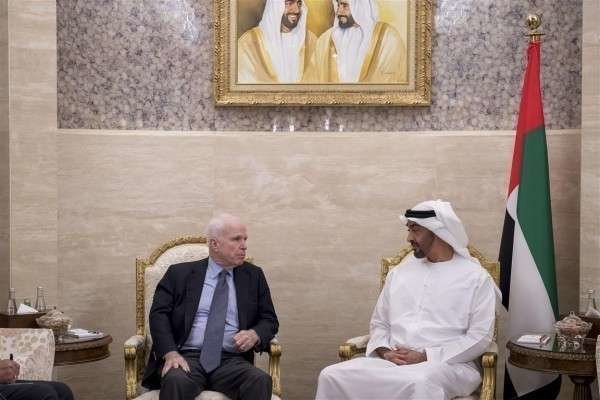 El senador estadounidense y el príncipe heredero de Abu Dhabi.